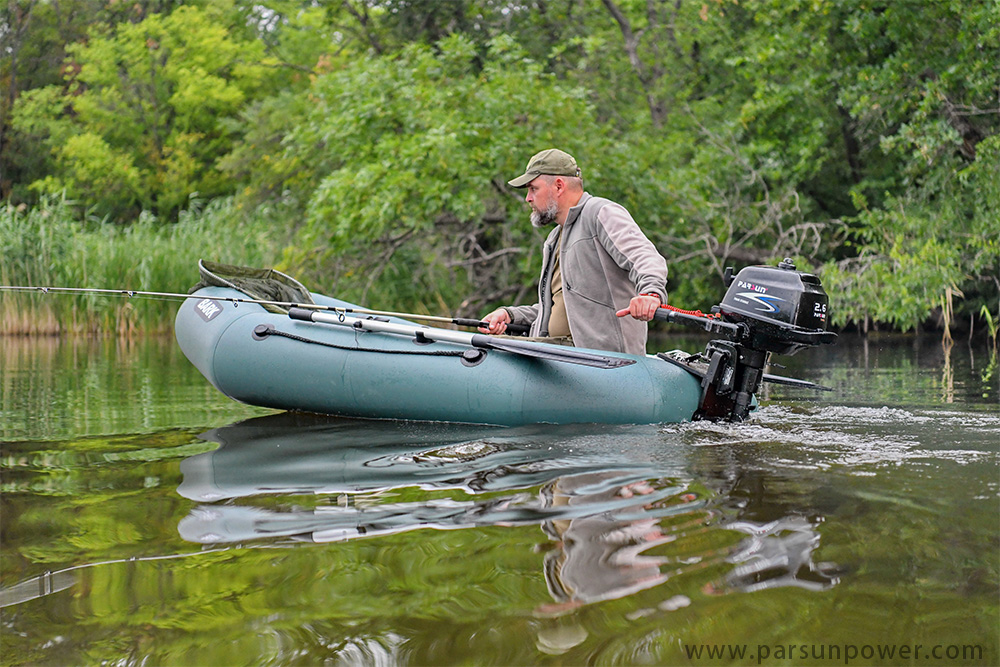 Go fishing!One person, one rod and one boat with F2.6 outboard motor