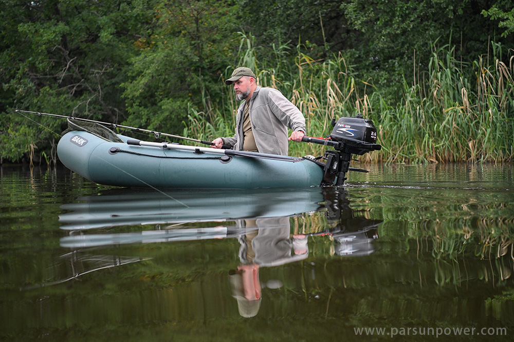 Go fishing!One person, one rod and one boat with F2.6 outboard motor