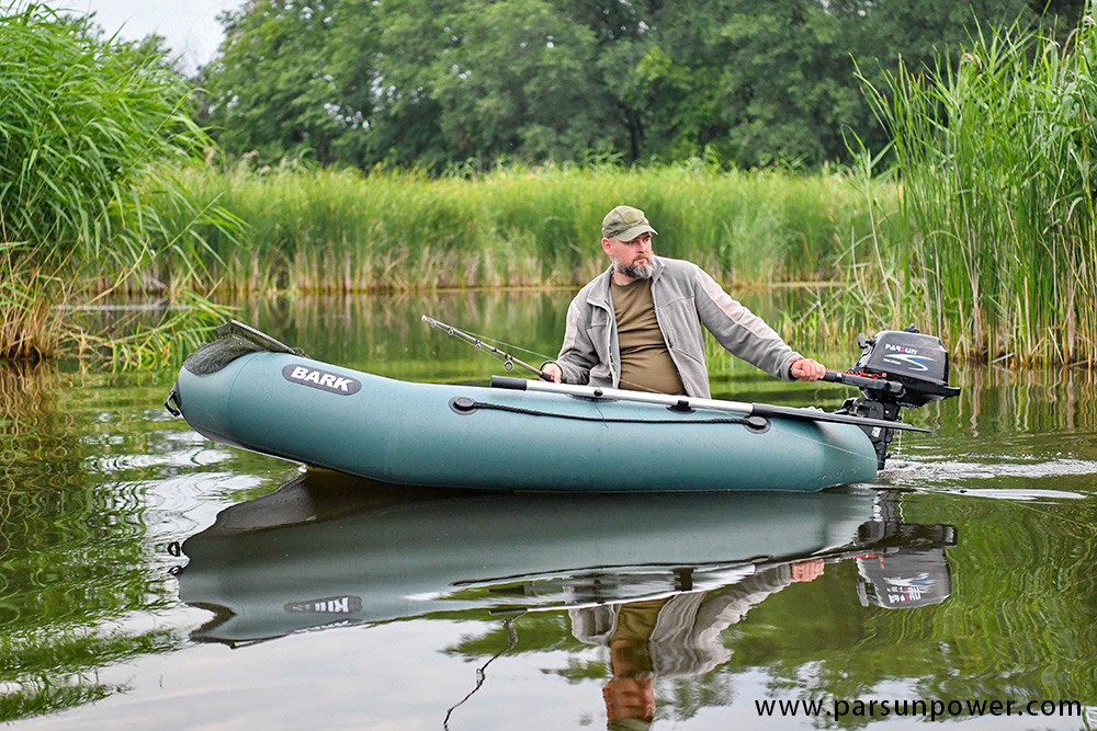 Go fishing!One person, one rod and one boat with F2.6 outboard motor