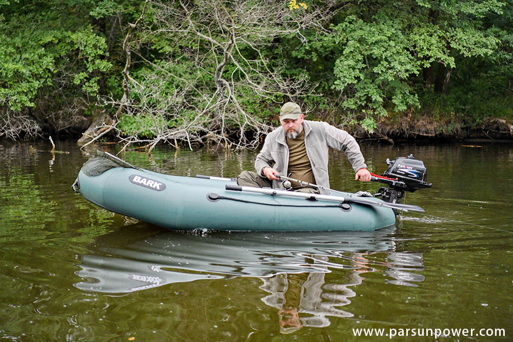 Go fishing!One person, one rod and one boat with F2.6 outboard motor